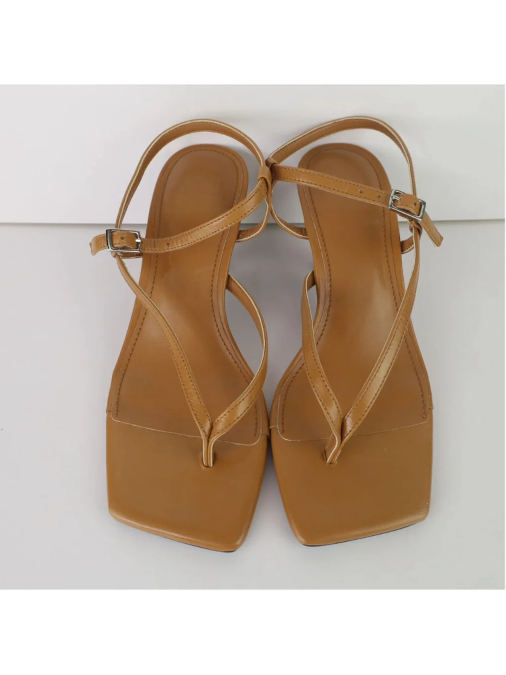 Marc Fisher LTD Calinda Sandals 5.5M Medium Natural Leather Thong Heels 0480